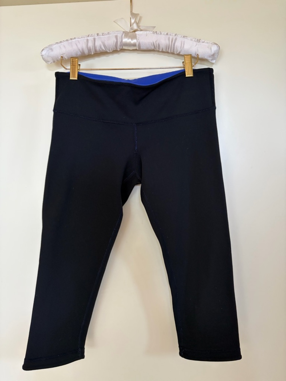 Lululemon reversible cropped yoga pants 19in inseam, black and purple/blue, sz 6